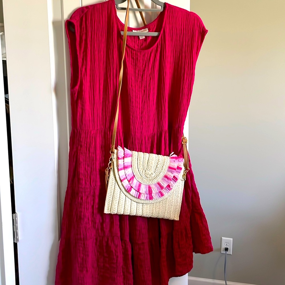 Super cute dress and purse outfit!